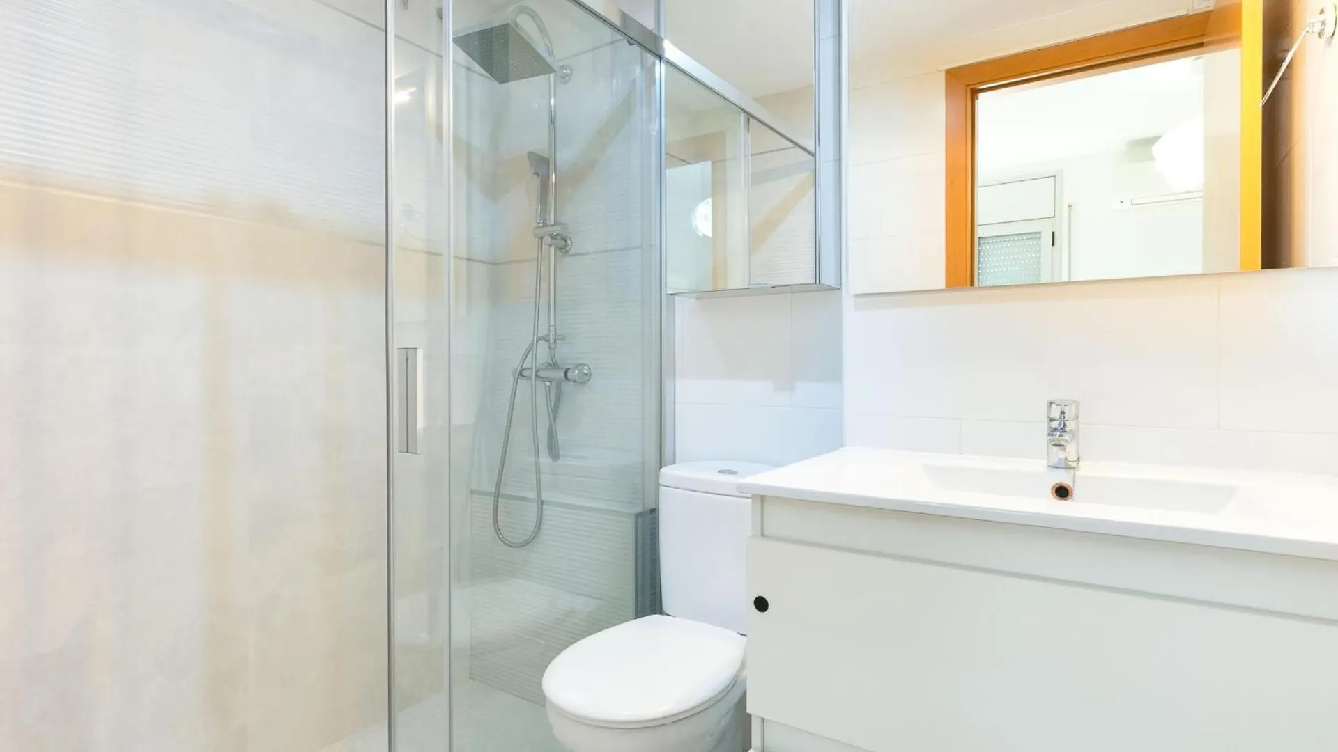 Apartamento Acogedor Con Piscina Y Jardin Privados En Figueres - Es-228-115 0*, Figueres (Girona)